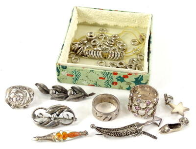 A quantity of silver and white metal jewellery etc., to include a bar brooch with enamel decoration (AF), a small dagger shaped brooch, and two Scandinavian brooches, etc.