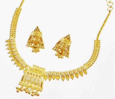 An Indian dress necklace and earring set, the necklace with central shaped panel with filigree work decoration and tassel ends, with ten rectangular bar sections to each side, on a hook clasp, with matching earrings, with screw on butterfly backs, yellow