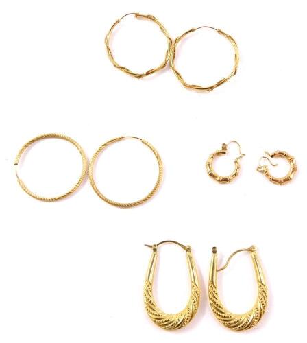 Four pairs of 9ct gold and yellow metal hoop earrings, 4.7g.