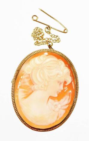 An Edwardian 9ct gold framed cameo brooch, the oval cameo depicting a maiden looking right with floral dress, in a gold rope twist border on single pin back with safety chain, Birmingham 1919, 3cm x 3.5cm.