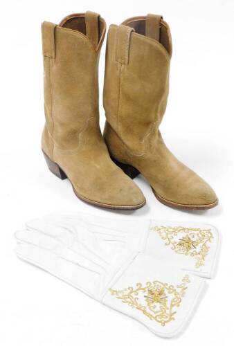 A pair of Wild West suede riding boots and gloves, the light brown boots 35cm high size 9, together with a pair of white leather sheriff gloves, bearing the US eagle motif with gold embroidery. (2)