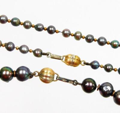 A blackened pearl single strand necklace and bracelet set, on a yellow metal ball clasp stamped 750, 55cm long overall, the natural dark and pearl bracelet with 18 carat gold a ball clasp, 19cm long overall. (2) - 2