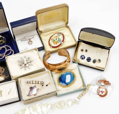 A group of costume jewellery, to include an imitation moonstone bar brooch, various gold plated neck chains, silver pendant and chain, brooch, Wedgwood style cufflinks, etc. (1 tray) - 2