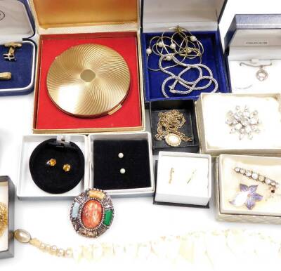 A group of costume jewellery, to include an imitation moonstone bar brooch, various gold plated neck chains, silver pendant and chain, brooch, Wedgwood style cufflinks, etc. (1 tray) - 3