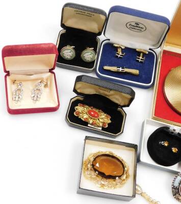 A group of costume jewellery, to include an imitation moonstone bar brooch, various gold plated neck chains, silver pendant and chain, brooch, Wedgwood style cufflinks, etc. (1 tray) - 4