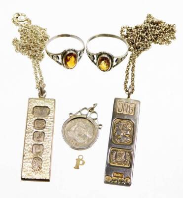 A group of silver and other jewellery, to include a Queens Silver Jubilee silver ingot pendant and chain, a further later silver ingot pendant, two silver dress rings set with citrine, a framed three pence 1915 coin, and a P pendant, 46.4g all in. (6)