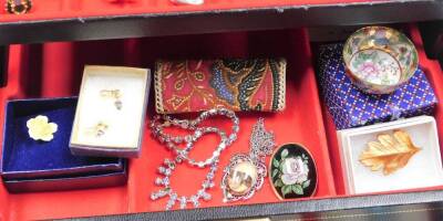 A black faux leather jewellery box and contents, comprising two gold plated dress rings, earrings, pin badges, beaded necklaces, etc. (a quantity) - 3