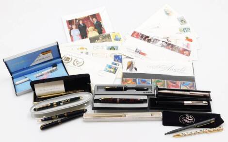 Various biros, to include Newbold, Parker, fountain pens and a small group of first day covers. (1 tray)