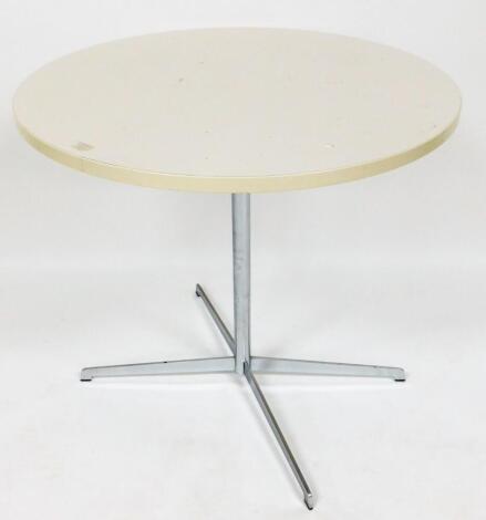 A Bene retro table, with circular top on a chrome stem, terminating in quadruple legs, with compressed feet, 73cm high, 77cm diameter.