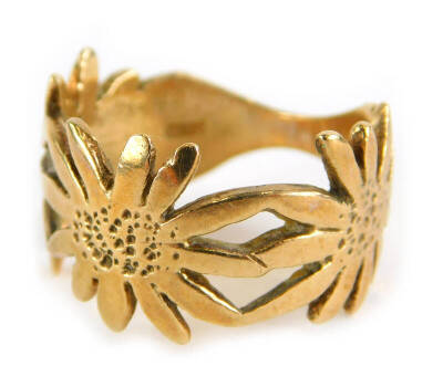 A 9ct gold dress ring, with three daisy shaped design, ring size O, 5g.