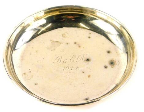 A George V silver trinket dish, with engraved inscription B and ER 1944, London 1934, 1½oz.