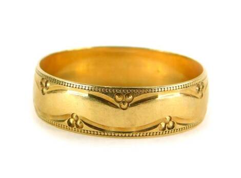 A 9ct gold wedding band, with hammered decoration borders, of three point design, ring size V½, 3g.