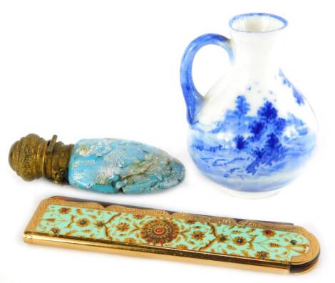 A Stratton retractable comb in enamel type case, a Royal Doulton miniature blue printed vase and a mottled glass continental scent bottle with gilt metal lid. (AF)