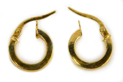 A pair of 9ct gold hoop earrings, 1cm wide, 0.8g.