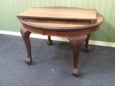 An early 20thC mahogany extending dining table