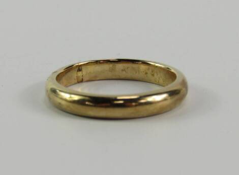 A 9ct gold wedding band, size J, 2.6g.