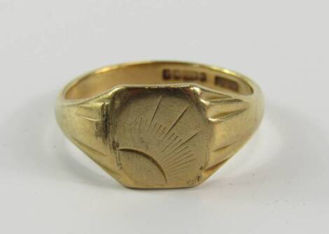 A gentleman's 9ct gold signet ring, engraved with a quarter sunburst, size X/Y, 6.8g.