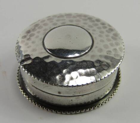 An Edward VII silver pill box, of circular form with a hammered finish to the lid, Birmingham 1905, 0.30t oz.