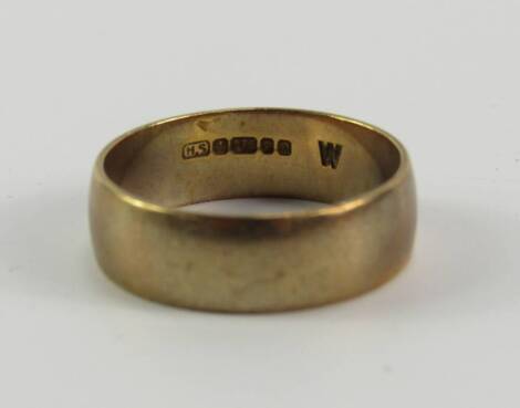 A 9ct gold wedding band, 5.7g