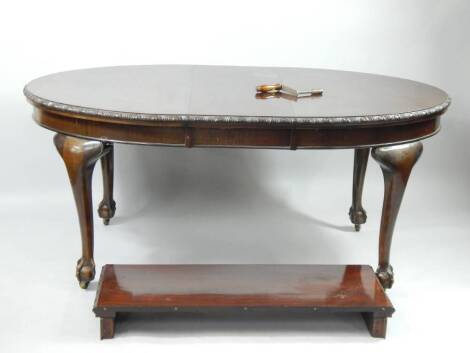 A George III style mahogany wind out dining table, early 20thC, with two additional leaves, raised on cabriole legs and ball and claw feet, with a winder, 135cm long, 210cm fully extended, 105cm deep, 74.5cm high.