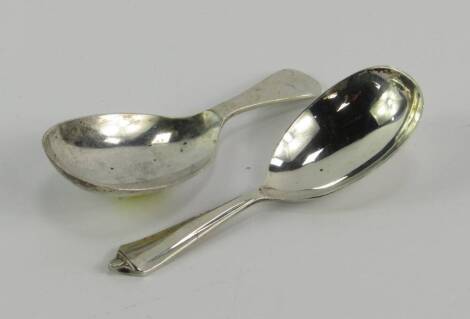 A George V silver caddy spoon, and a George VI silver caddy spoon, both H Hunt, Sheffield 1924 and 1947, 1.10t oz.