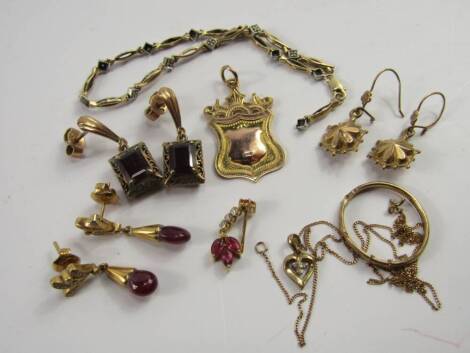 Gold and yellow metal jewellery, some gem set, including a tennis bracelet, pairs of earrings and a medallion engraved Sports Mercury Award 1929, 27.8g total weight, (a quantity).