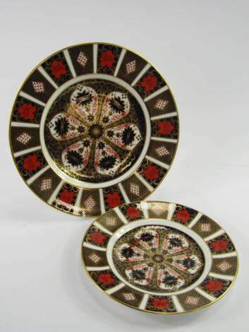 A Royal Crown Derby porcelain Old Imari dinner plate, 26.5cm diameter, and a dessert plate, circa 1979, 21.5cm diameter, (2).