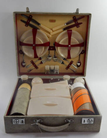 A Sirram cased picnic set, four place settings.