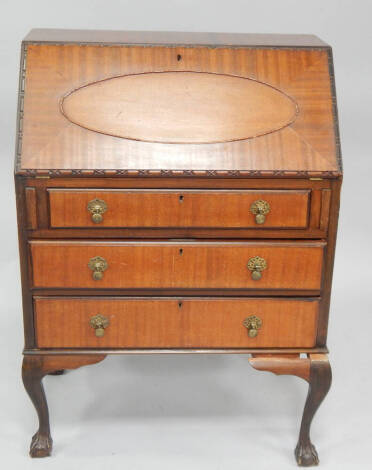 An Edwardian mahogany bureau, on cabriole legs, 75cm wide