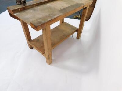 A pine work bench with a vice, and under tier, 84cm high, 122cm wide, 62.5cm deep. - 3