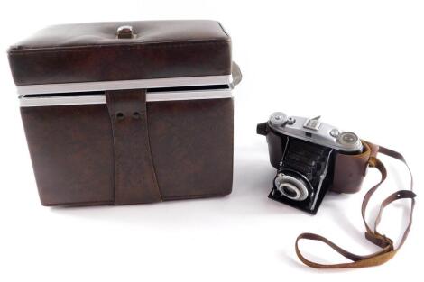 An Agfa AGFI Isolette II camera, with an Apotar 1:4, 5F=85mm lens, No 561591, cased, with camera bag.