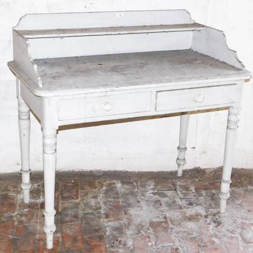 A Victorian tray top washstand, with knob handles and turned legs, 108cm wide.