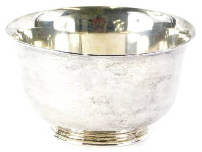 A George V silver sugar bowl, with a reeded base, of plain form, London 1928, 5¾oz, 10cm diameter.