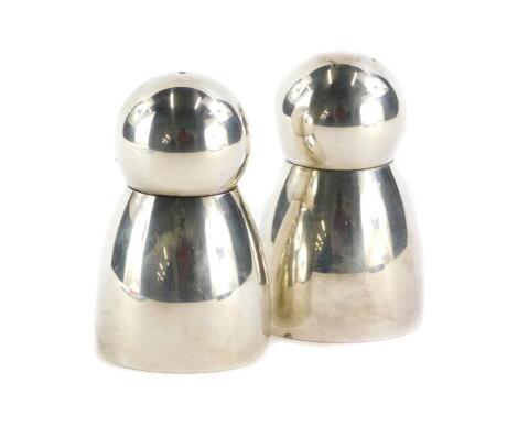 A pair of Elizabeth II salt and pepper shakers, by Carr's Silver, Sheffield 2001, 8cm high, 8¼oz all in.