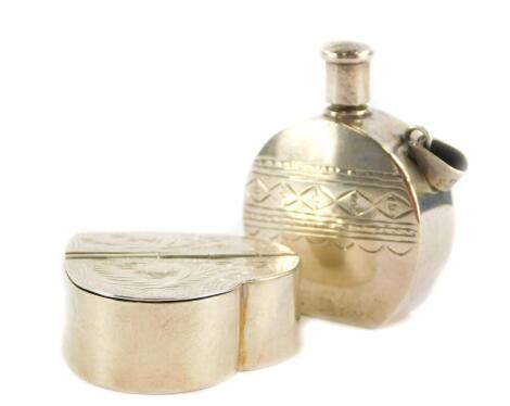 Two small items of silver, to include a heart shaped box, with hinged lid, and a silver scent bottle, both marked 925, ¾oz (2).