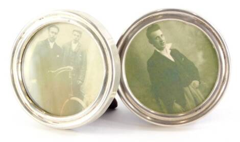 Two George V silver circular framed photograph frames, Birmingham 1915, 6.5cm wide. (2)