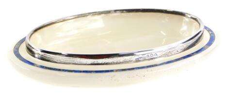 An onyx and lapis lazuli shallow bowl with silver collar, indistinctly hallmarked, marks for London.