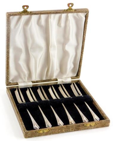 A set of six George V cake forks, Onslow pattern, Birmingham 1921, 11cm wide, 2½oz, boxed. (6)