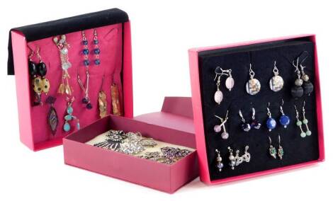 Various jewellery and effects, to include paste stone set brooches, silver plated and other costume jewellery brooches, earrings, etc. (a quantity)