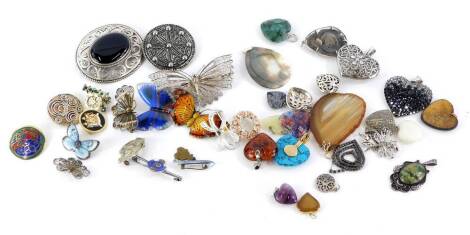 Various pendants and brooches, to include various natural stone pendants, mainly in the form of hearts, mother of pearl shell pendant, silver and silver plated brooches, enamel decorated butterflies, etc. (a quantity)