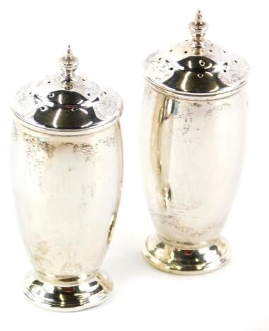 A pair of George VI silver pepper pots, of plain form, Birmingham 1939, 1¾oz, 8cm high. (2)