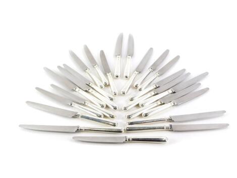 Twenty three two sized Elizabeth II silver handled knives, each with plain handles and steel blades, Sheffield 1995, 22cm wide, etc. (23)