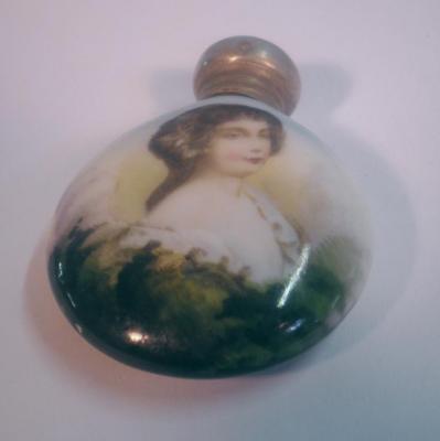 An Edwardian porcelain scent flask