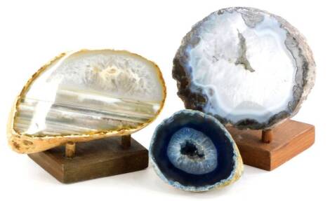 Three onyx geodes, of differing forms, 15cm, 13.5cm and 8cm wide respectively.