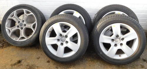 Four Audi A4 alloy wheels with hubcaps, and assorted tyres, and a Ford Mondeo wheel with hubcap and tyre. (5)