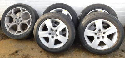 Four Audi A4 alloy wheels with hubcaps, and assorted tyres, and a Ford Mondeo wheel with hubcap and tyre. (5)