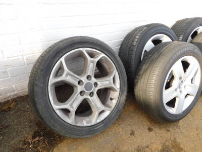 Four Audi A4 alloy wheels with hubcaps, and assorted tyres, and a Ford Mondeo wheel with hubcap and tyre. (5) - 3