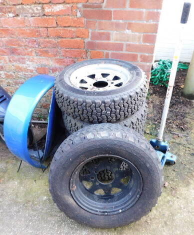 Trolley jack (AF),four alloy wheels with Dunlop SP Sport 61-R tyres, for mud and snow, together with a further wheel with a Dunlop Radial SP 44J tyre, and a blue tyre casing with lid. (6)