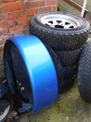 Trolley jack (AF),four alloy wheels with Dunlop SP Sport 61-R tyres, for mud and snow, together with a further wheel with a Dunlop Radial SP 44J tyre, and a blue tyre casing with lid. (6) - 2