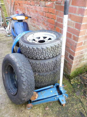 Trolley jack (AF),four alloy wheels with Dunlop SP Sport 61-R tyres, for mud and snow, together with a further wheel with a Dunlop Radial SP 44J tyre, and a blue tyre casing with lid. (6) - 3